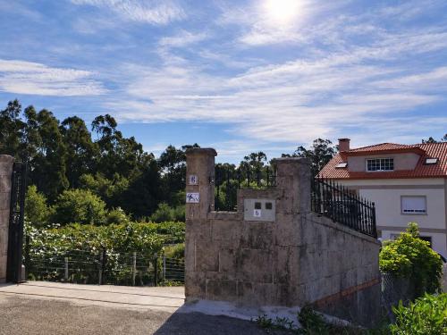 Acceso exterior a la finca de Villa Merchy en Combarro