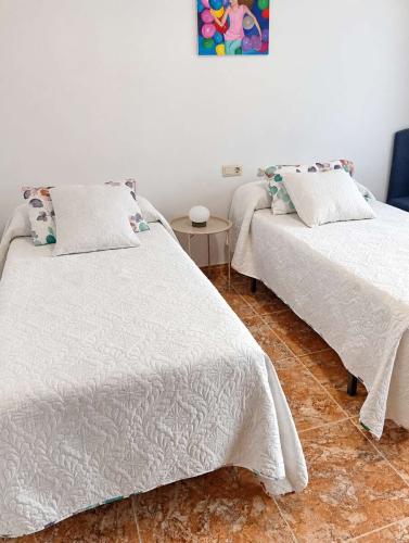 Dormitorio con dos camas individuales de Villa Merchy en Combarro