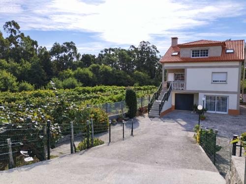 Vista exterior de Villa Merchy y su finca en Combarro