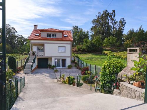 Villa Merchy rodeada de jardín y naturaleza en Combarro