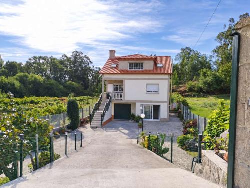 Acceso y fachada completa de Villa Merchy en Combarro