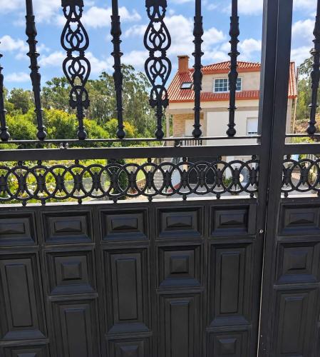 Portón de entrada de Villa Merchy en Combarro